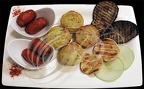 TAPAS (Txotx Pintxotx) : CHORIZO cuit dans le Sagarno, OMELETTES à la morue, lamelles d'AUBERGINE grillées arrosées de Xipister, pains au fromage de brebis, lamelles de pomme (TXOPINONDO à Ascain - 64)