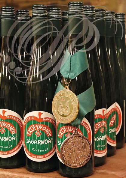 VIN_de_POMME_SAGARNO_bouteilles_avec_medailles_par_Txopinondo_a_Ascain_.jpg