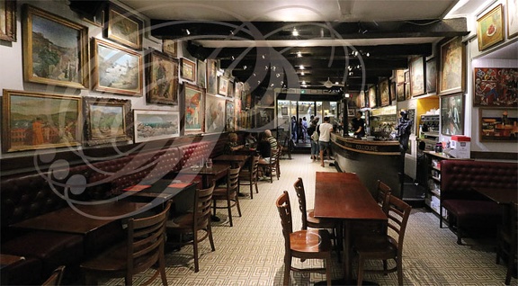 COLLIOURE - Restaurant  LES TEMPLIERS : le bar et les tableaux