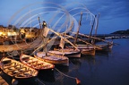 COLLIOURE - les barques de pêche traditionnelles ( « les Catalanes »)  vues de nuit