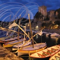 COLLIOURE - les barques de pêche traditionnelles ( « les Catalanes ») vues de nuit - Le Château Royal