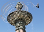 LIMOGES - Place Léon Betoulle : la fontaine en porcelainedetail de la vasque du haut pigeon