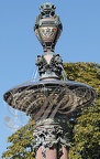 LIMOGES - Place Léon Betoulle : la fontaine en porcelaine