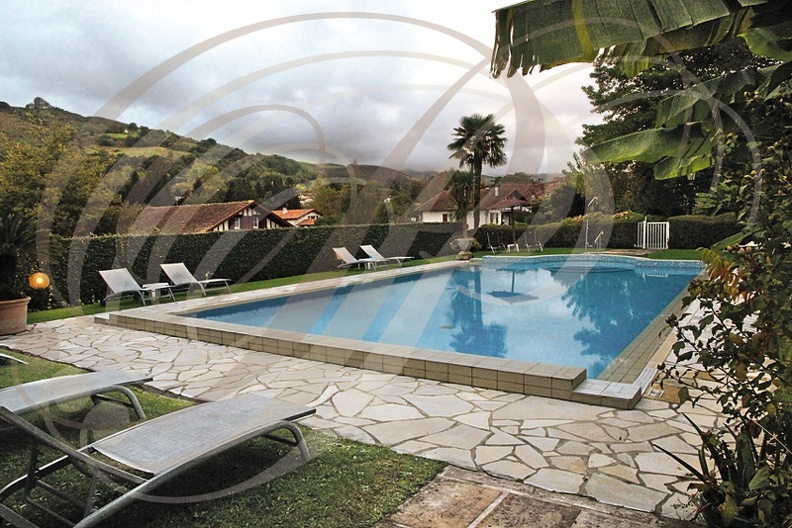 AINHOA - Hôtel Ithurria : piscine vue générale