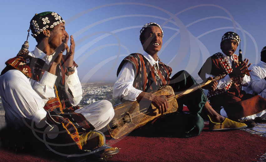 AGADIR - Festival de musique  : GAMBRI ou GEMBRI ou GUMBRI ou GUEMBER (Instrument de musique des Gnawa)