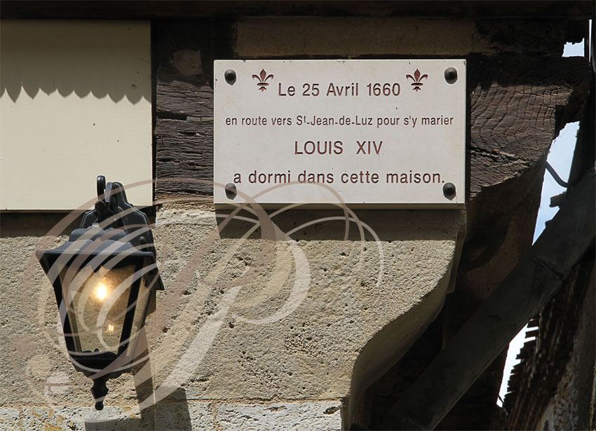VIC-FEZENSAC - Restaurant "Au Petit Chez Soi" (plaque commémorant la visite de  Louis XIV)
