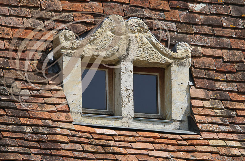HERREBOUC (France - Gers) -  le château : pigeonnnier : détail d'une fenêtre d'envol réaménagée (SAINT-JEAN-POUTGE : Sud de Condom)