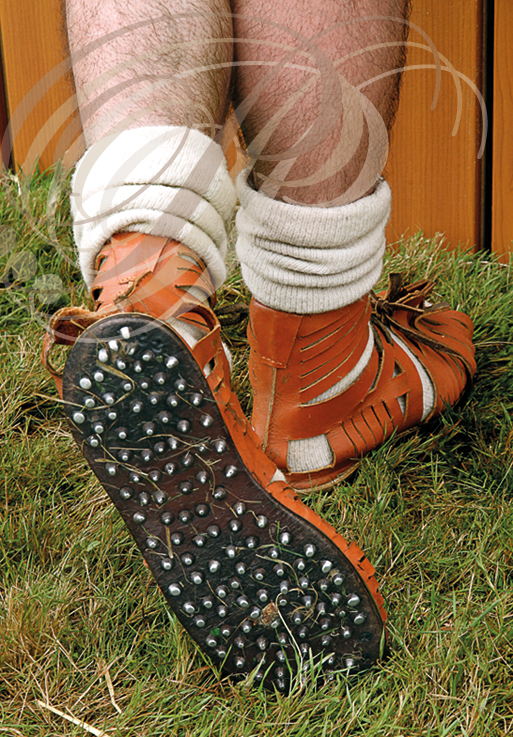 EAUZE - FESTIVAL GALOP ROMAIN 2014 - légionnaire romain : ses chaussures (les "caligae" aux semelles garnies de clous) 