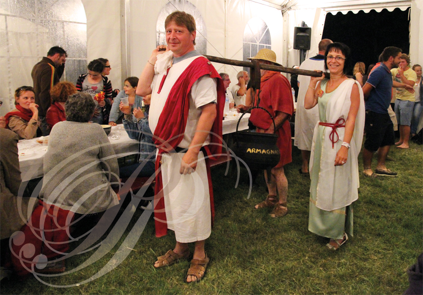 EAUZE - FESTIVAL GALOP ROMAIN 2014 - banquet gaulois :  distribution de la "potion magique" à l'issue du banquet 