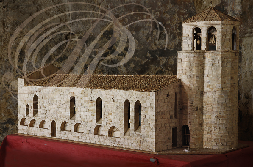 SAINT-CLAR - Fête de l'Ail - maquette de la vieille église habillée avec des peaux d'ail