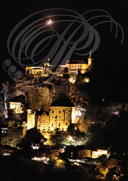 ROCAMADOUR  -  vue de nuit : le château et le sanctuaire
