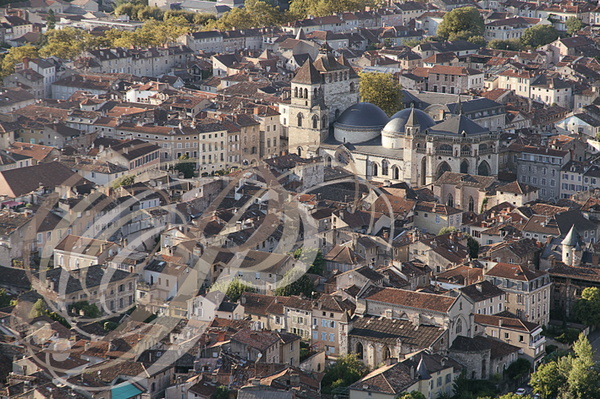 CAHORS_cathedrale_Saint_Etienne_et_le_quartier_historique.jpg