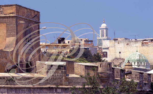CASABLANCA_Remparts_de_l_ancienne_medina_au_fond_le_minaret_de_la_mosquee_Hassan_II.jpg