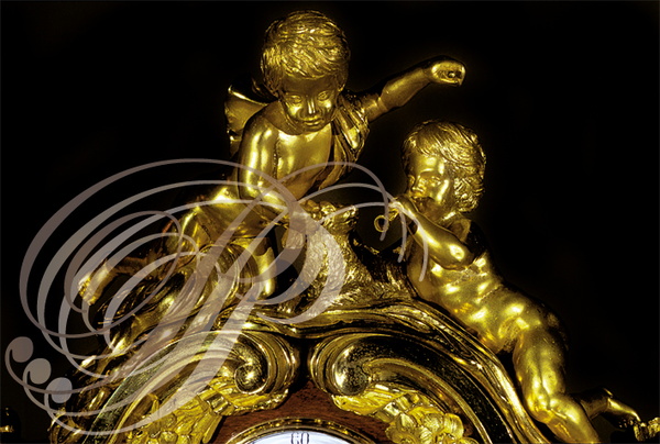 BUREAU À CYLINDRE de Louis XV - chérubins représentant les symboles alchimiques du soufre et du mercure et surmontant la pendule double face