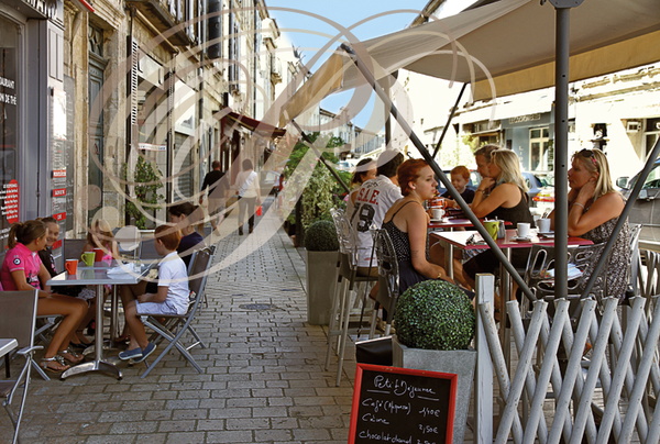 LECTOURE - rue Nationale (une terrasse de café)