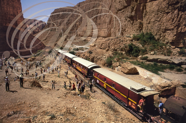 METLAOUI - canyons de l'oued Selja visités avec le train baptisé "le Lézard rouge" offert au Bey de tunis en 1952 par le gouvernement français