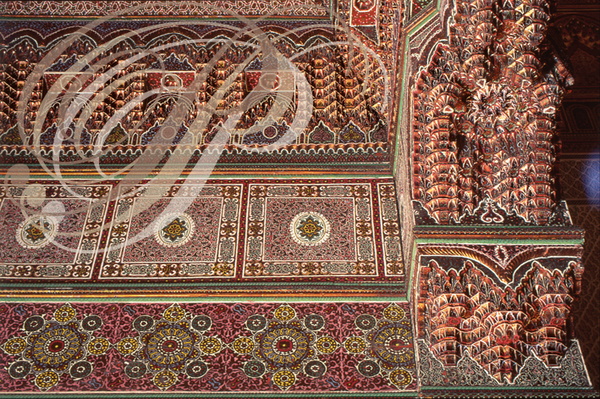 MARRAKECH - palais de la STINIYA : décors de mouqarnas et zouak : bois peint