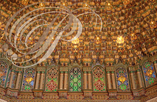 RABAT - Palais royal de Dar-Es-Salam : mouqarnas en bois zouake et chemmassiats en verre coloré (détail d'une coupole)
