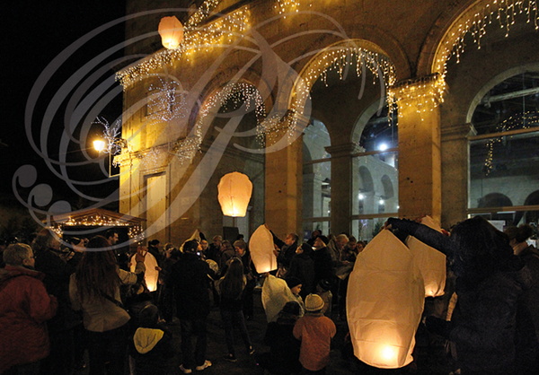 LECTOURE - les nuits de lumières : lacher de lanternes thaï devant la halle aux grains