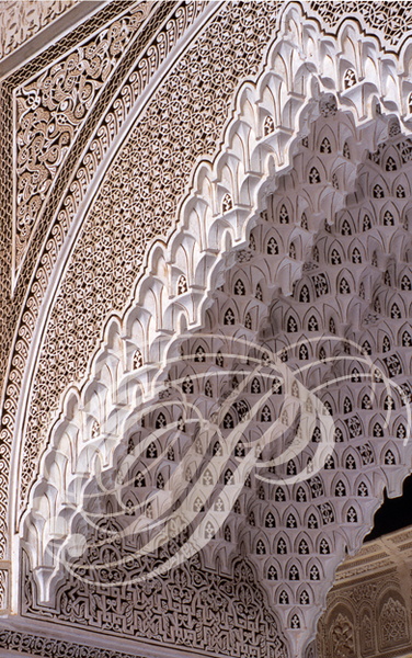 TÉLOUET - KASBAH du GLAOUI : décors en gebs polychrome sur un mur et en mouqarnas dans un intrados