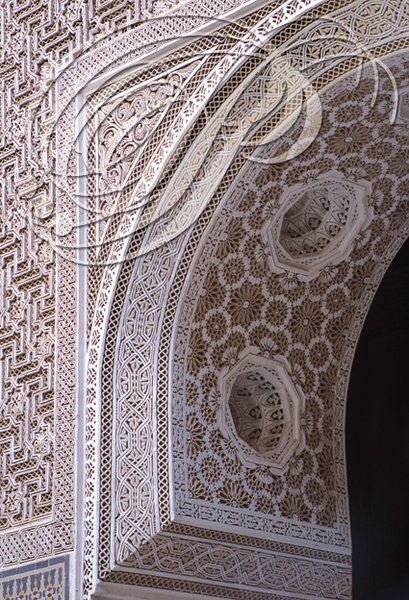 TELOUET - KASBAH du GLAOUI : décors en gebs polychrome sur un mur et dans un intrados