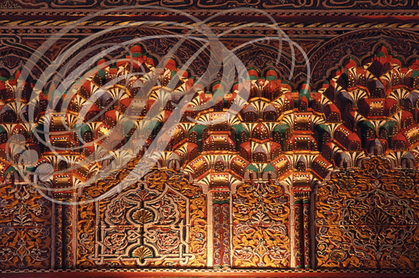 MARRAKECH - PALAIS ROYAL : salle du trône : mouqarnas en bois sculpté et peint (zouack)