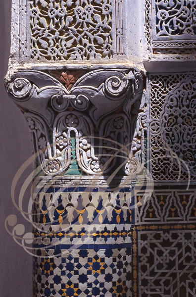 FÈS - Zaouia de Moulay Idriss : décor en gebs polychrome au-dessus de motifs en zellige