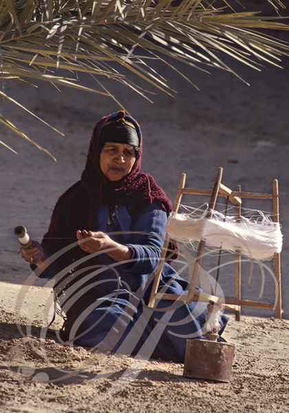 NEFTA (Tunisie)  - Fileuse de soie