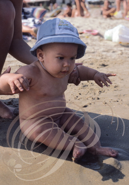 ENFANT de 6 mois sur une plage de sable