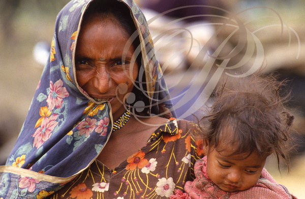 INDE (Madhya Pradesh) - KHAJURAHO : femme et son enfant (portraits)