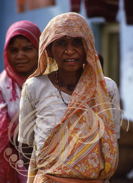 INDE (Madhya Pradesh) - KHAJURAHO : vieille femme (portrait)