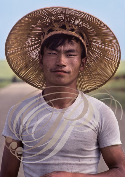 CHINE (Heilongjiang) -  paysan au chapeau de paille traditionnel (portrait)