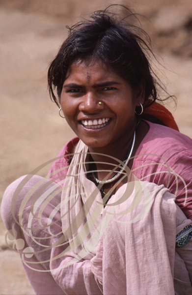 INDE (Madhya Pradesh) - KHAJURAHO : jeune femme (portrait) 