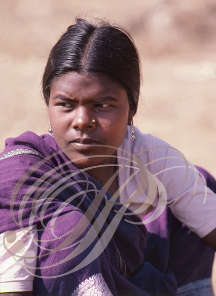 INDE (Madhya Pradesh) - KHAJURAHO : jeune femme (portrait) 