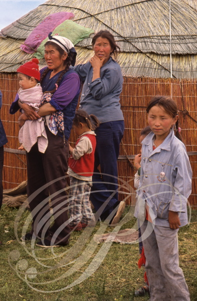 CHINE (MONGOLIE INTÉRIEURE) - ouest du Grand Khingan : femmes nomades de la steppe et leurs enfants