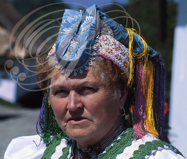 HOLLÓKÖ  (Hongrie) -  femme en costume traditionnel de fête