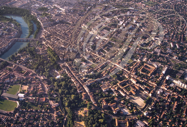 MONTAUBAN - vue aérienne (au fond de gauche à droite : le Tarn, le centre ville, le quartier de  Villenouvelle - au premier plan : le quartier de Sapiac, Montauriol, les faubourgs du Moustier et de Lacapelle)