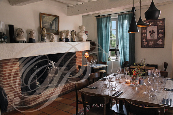 "Chez Ernest" à Montauban (82) : une salle du restaurant    