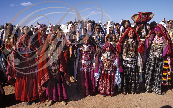 FOUM_TATAOUINE_Tunisie_Festival_des_ksours_femmes_en_costumes_de_fete.jpg