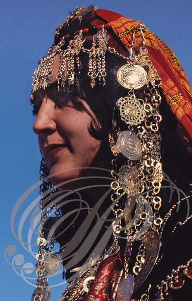 FOUM TATAOUINE (Tunisie) - Festival des ksour : portrait de femme arborant les "rihana" (longues "chaînes du bonheur")