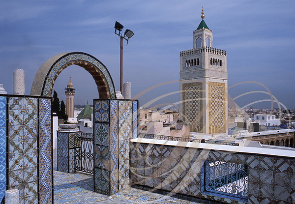 TUNIS - terrasse couverte de céramiques (à gauche : minaret de la mosquée turque - à droite : minaret de la mosquée Zitouna)