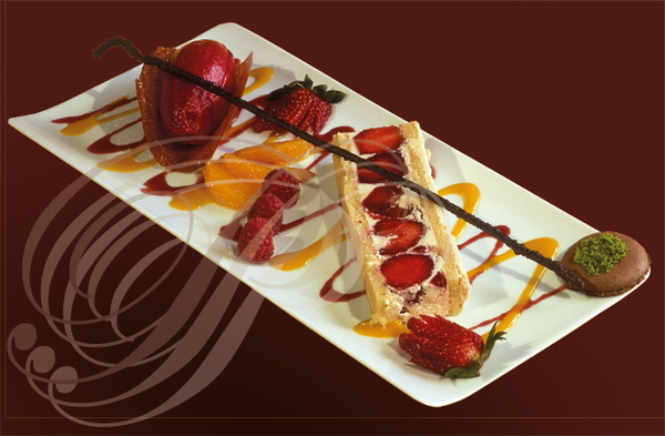 FRAISES et FRAMBOISES : gâteau fraisier, sorbet fruits rouges, macaron chocolat (Auberge du poids public de Claude Taffarello à Saint-Félix-Lauragais - 31)