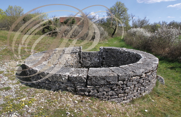 BACH - Parc Naturel Régional des Causses du Quercy - Causse de Limogne - citerne de l'Escabasse dite "puits romain"