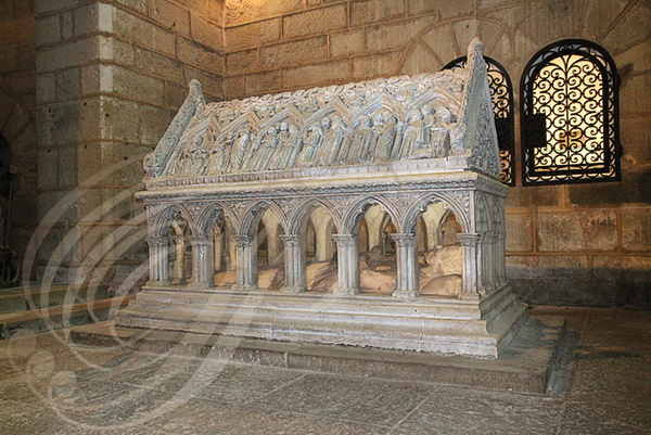 AUBAZINE - église abbatiale cistercienne romane (XIIe siècle) :  tombeau de saint Étienne d'Obazine (chasse en calcaire abritant le gisant du saint - XIIIe siècle)