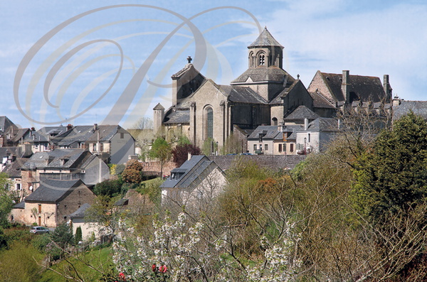 AUBAZINE_le_village_et_l'abbaye_cistercienne.jpg