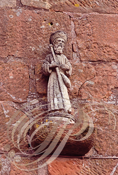 COLLONGES-LA-ROUGE - statuette de saint Jacques de Compostelle ornant un mur
