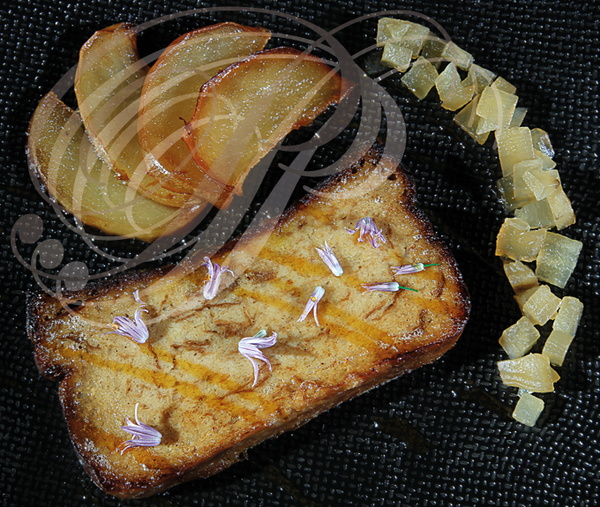 BRIOCHE façon pain perdu cuisinée comme un pudding accompagnée de pommes confites et de betterave sugar confite au romarin ("Chez Ernest" à Montauban - 82)