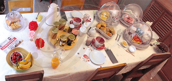 SAILLAC - Les Eyrials (gites, chambres d'hôtes et table d'hôtes) : le copieux petit déjeuner