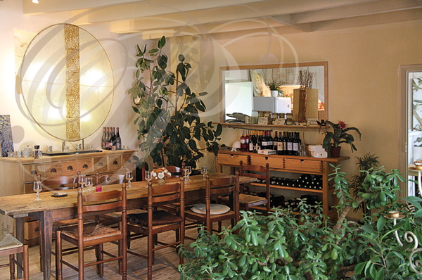 MIRAMONT-de-QUERCY - Auberge de Miramont : la salle du restaurant (table des hôtes seuls)