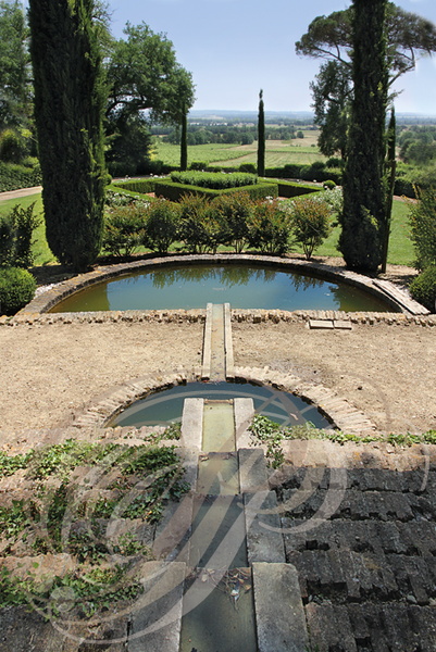 LISLE-SUR-TARN - Château de Saurs : le parc (le losange de buis et l'escalier d'eau au pied du château)